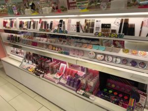 薬局の店員さんが注意喚起！「女子高生が使ったテスターを・・・」ゾッとする薬局あるあるに絶句