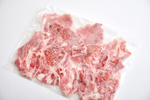 冷凍したお肉を解凍したい時は・・・電子レンジを使わずに１０分で解凍する方法がこちら！「万能すぎる」
