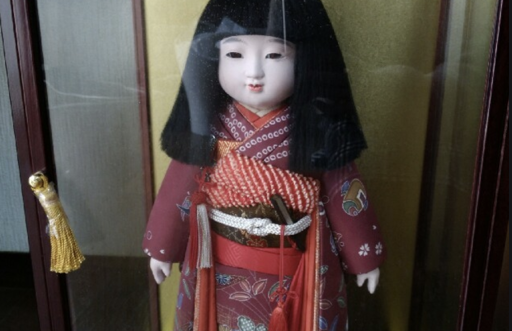 おばあちゃん家にあった髪の伸びる日本人形。何度整えても伸びるのに腹を立てたおばあちゃんが取った行動が・・・「いろんな意味で怖い」