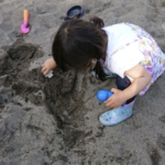 公園で娘の写真を撮っているお父さんが。→なにやら女の子の様子がおかしいので声をかけてみると・・・驚愕の事実が判明!