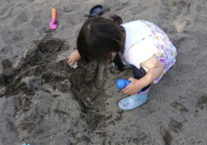 公園で娘の写真を撮っているお父さんが。→なにやら女の子の様子がおかしいので声をかけてみると・・・驚愕の事実が判明！