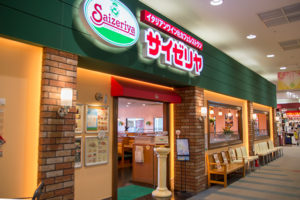目の見えないお客さんに対して、料理を運んできた大学生くらいの店員さんがとった対応に「感動しすぎて涙出そうでした。」