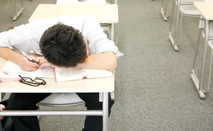 教室で居眠りをしていた男子生徒。目を覚ますとまさかの・・・「怖すぎる。。」