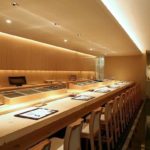 高級寿司屋に「これちょー美味しい!うめえな!」と話している1組のカップルが。「はー。やれやれ・・・」と思っていたら→真相に「泣ける」