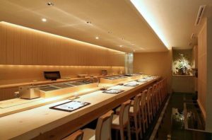 高級寿司屋に「これちょー美味しい！うめえな！」と話している１組のカップルが。「はー。やれやれ・・・」と思っていたら→真相に「泣ける」