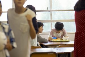 「あれのいったい何が教育だったのか・・・」とある先生が自分が小学生の頃、行われていた『給食指導』に疑問。→共感の声が止まらない