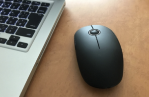 在宅ワークしている人への注意喚起が話題に。『マウスの横に置くべきではないもの』