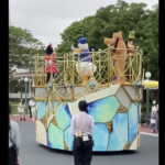 ディズニーで緊急地震速報が鳴った時のミッキーたちの対応力が凄いと話題に!貴重な映像・・・