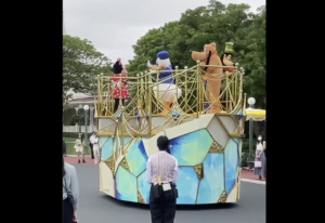 ディズニーで緊急地震速報が鳴った時のミッキーたちの対応力が凄いと話題に！貴重な映像・・・