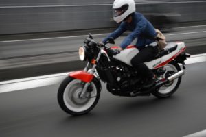 『バイクとバスがすれ違う時、起こりうる事』１枚の画像にゾッとする・・・！