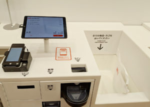 ユニクロのセルフレジで会計を済ませ、店を出ようとしたら『思わぬ悲劇』が・・・