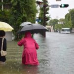 知らなかった・・・!洪水時の避難に『長靴はNG!』→この理由にハッとさせられる!