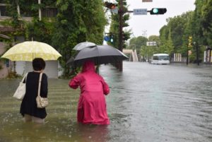 知らなかった・・・！洪水時の避難に『長靴はNG！』→この理由にハッとさせられる！