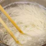 「もしかしてみんな素麺の帯ってほどいてる?」→目からウロコの簡単にバラバラにする方法がこちら。「今までの苦労はなんだったんだ」