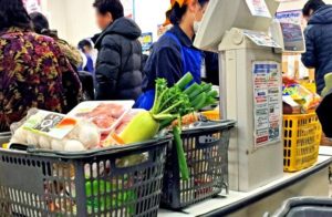 スーパーで娘が「トイレ行きたい！」と言い出したので会計まで我慢できるか確認していたら、20代位の男性が声をかけてきて・・・目を見てゾッとした話。