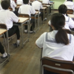 クーラーなしの教室で『マスク着用、水分補給禁止』の学校。→理由を聞いて空いた口が塞がらない・・・