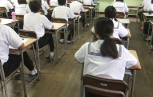 クーラーなしの教室で『マスク着用、水分補給禁止』の学校。→理由を聞いて空いた口が塞がらない・・・