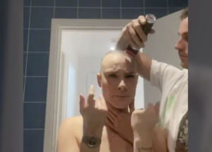 脱毛症を患った女性。１０年ぶりに何ヶ月もかけ伸ばした髪を剃る事に。その後パートナーがとった行動に涙・・・