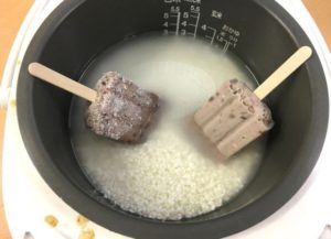 井村屋の「あずきバー」を炊飯器に入れて炊いてみた結果・・・！！
