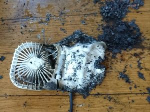 この季節人気の携帯扇風機をネットで購入したら・・・大変な事に！このタイプに注意が促されているようです！