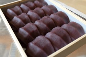 赤福餅を差し入れたら「あんこの表面のくぼみって○○だから食べられない・・・」と拒否され唖然とした話