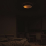 寝ようと思って、電気消したら…  謎の文字が出現。 絶叫して旦那呼んだら・・・衝撃画像がこちら