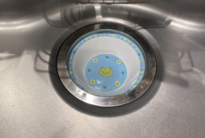 キッチンの排水口にすっぽりとハマってしまったお皿→ネットで助言をもらった結果・・・