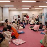4ヶ月検診で隣に座ってたママさんと話していたら「パパはいくつなの?」と聞かれたので「シングルなんです」と答えたら、自分の子供に向かって・・・