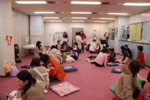 4ヶ月検診で隣に座ってたママさんと話していたら「パパはいくつなの？」と聞かれたので「シングルなんです」と答えたら、自分の子供に向かって・・・