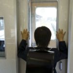 親が肩身狭そうに注意するも、大騒ぎする子供。するととある男の人が・・・「こんな人ばっかりだったら世の中はきっと変わるだろう。」