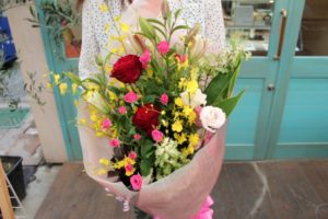 飲み会帰り上司がワンオペ育児中の奥さんへ「日頃の感謝を込めて花束を買って帰る」と言うので・・・→部下が言った一言に「よく言った！」の声