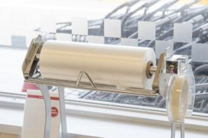 スーパーで小分けのビニール袋を取るのに手こずっていた男性老人。手を差し伸べると・・・