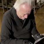 負傷により弾くことができなくなってしまったピアニストの男性。２０年が経ち最近開発されたグローブにより演奏が出来るようになった時の映像に涙せずにはいられない・・・