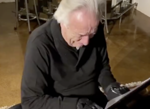 負傷により弾くことができなくなってしまったピアニストの男性。２０年が経ち最近開発されたグローブにより演奏が出来るようになった時の映像に涙せずにはいられない・・・