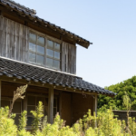 廃屋の庭になにやら人影が!恐る恐る正体を確認しに行くと・・・え?!