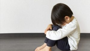 『未就学児を持つ親御さんに伝えたい絶対に気をつけて欲しい事』ベッドを抜け出して夫のいるリビングへ。そこで見たもので病気になってしまった話