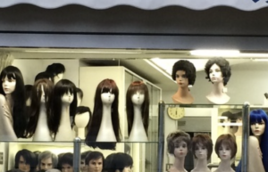 ガンの治療で髪が抜け始めた妻に付き添いカツラを買いに行ったら→思いもよらぬ展開に・・・