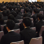 「日本はどこかで道を間違えたと思う・・・」20年前の日本と今の日本の入社式の比較写真が話題に。