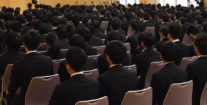 「日本はどこかで道を間違えたと思う・・・」２０年前の日本と今の日本の入社式の比較写真が話題に。