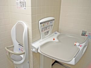 男性用トイレにオムツスペースがなく困った父親。→店員に事情を話したら・・・