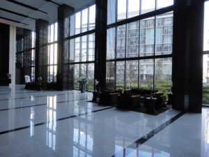 子供のいたずらによりタワーマンションのガラスが破損。→その修理費がなんと・・・