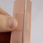 関節部分に絆創膏を貼る時、『とある細工』をするだけではがれにくくなって、関節も動かしやすくなるらしい！