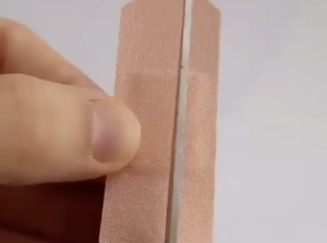 関節部分に絆創膏を貼る時、『とある細工』をするだけではがれにくくなって、関節も動かしやすくなるらしい！