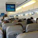 飛行機内でマスクの着用に関して赤ちゃんに因縁をつけてきたおじさん。それに気づいたCAさんが・・・