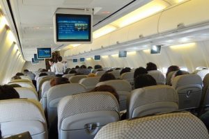 飛行機内でマスクの着用に関して赤ちゃんに因縁をつけてきたおじさん。それに気づいたCAさんが・・・