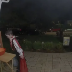 ハロウィンでお菓子をもらいに来た男の子。一つもないことが分かると・・・監視カメラに映り込んでいた男の子の行動に賞賛の声!