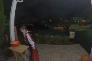 ハロウィンでお菓子をもらいに来た男の子。一つもないことが分かると・・・監視カメラに映り込んでいた男の子の行動に賞賛の声！