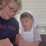 お母さんと一緒にクッキーを作る小さな男の子。男の子のいたずらがヤバイ・・・「料理動画でこんなに笑ったことない（笑）」