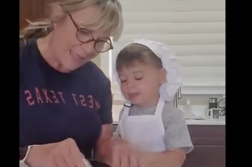 お母さんと一緒にクッキーを作る小さな男の子。男の子のいたずらがヤバイ・・・「料理動画でこんなに笑ったことない（笑）」