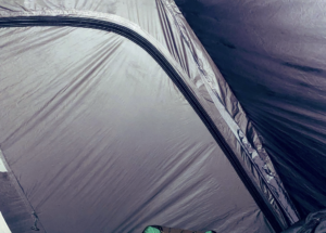 キャンプで夜中に起きてしまった…なんか足元に重さを感じて怖いなって思ってそっとスマホのカメラで取ったら・・・